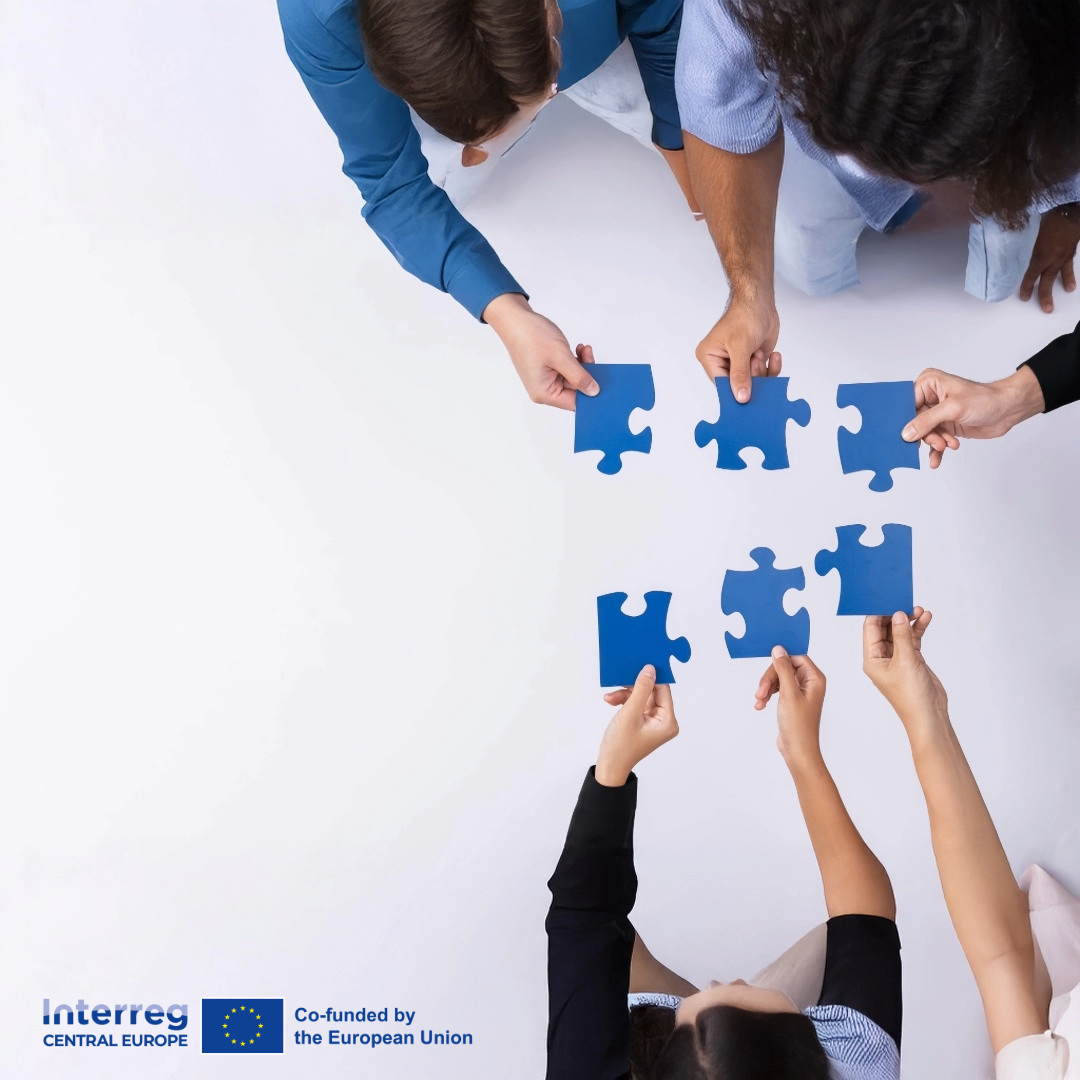 L'immagine rappresenta pezzi di puzzle che si uniscono