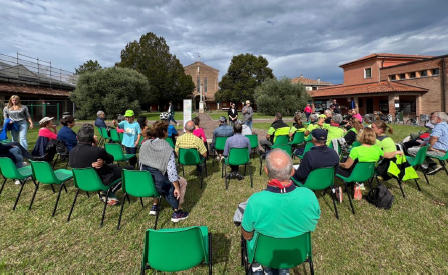 Foto di persone; momento della prima testing action, nel giardino fronte Centro Civico