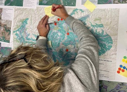 professionista impegnata nelle attività di cartografia 